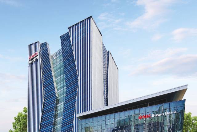 400억 원의 자사주 소각에 나선 BNK금융그룹이 정부의 주주환원 장려 정책에 발맞춰 올 하반기에도 최소 400억 원 규모의 자사주 소각을 추가로 단행할 전망이다. 문현금융단지 내 BNK부산은행 본점. 부산일보DB