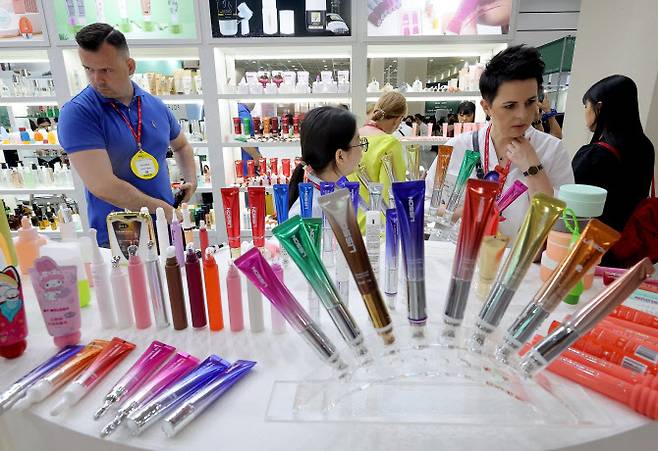 화장품 박람회에서 외국인들이 제품을 살펴보고 있다. (사진=연합뉴스)