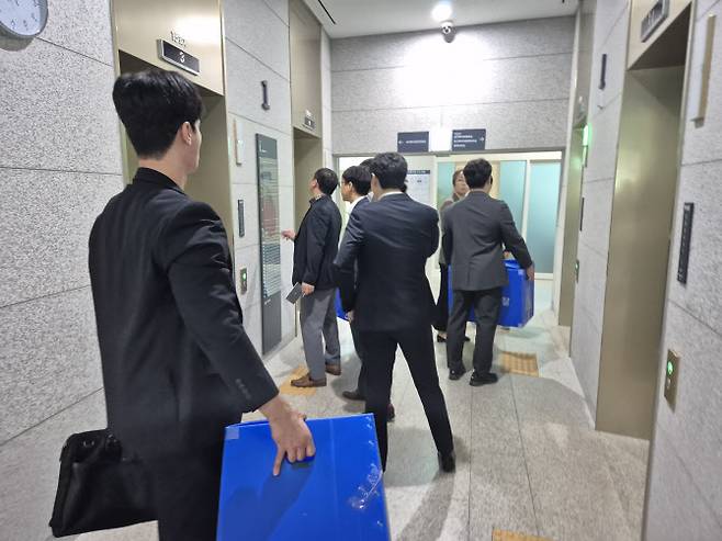 안산상록경찰서 수사관들이 28일 도의회에서 뇌물수수 혐의가 있는 경기도의원 4명의 사무실 등을 압수수색 하려고 엘리베이터를 기다리고 있다. (사진 = 뉴시스 제공)