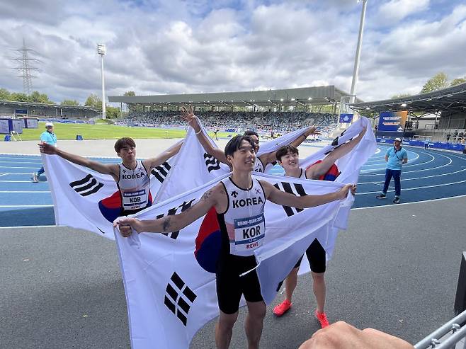 27일(한국시간) 독일 보훔 로르하이데 스타디움에서 열린 U대회 육상 남자 400m 계주 결선에서 우승한 한국 선수들이 세리머니를 하고 있다. 사진=대한육상연맹 제공