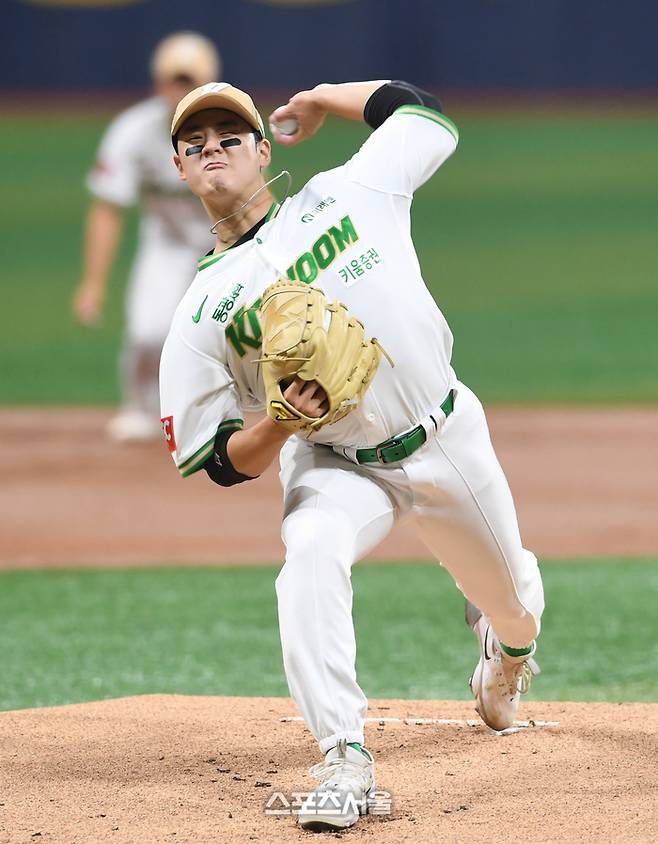 키움 정현우가 힘차게 공을 던지고 있다. 고척 | 박진업 기자 upandup@sportsseoul.com