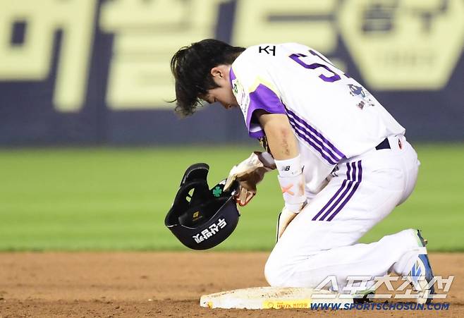 2루 도루 성공 후 숨을 몰아쉬고 있는 조수행.