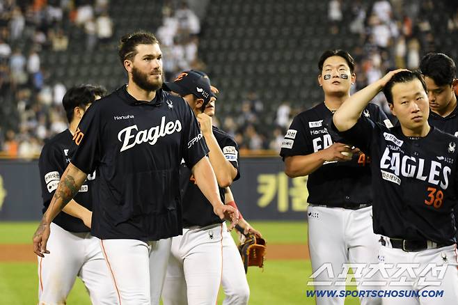24일 잠실구장에서 열린 두산 베어스와 한화 이글스의 경기. 한화 선수들이 연장 11회 혈투 끝 무승부로 끝나자 아쉬워하고 있다. 잠실=박재만 기자 pjm@sportschosun.com/2025.07.24/