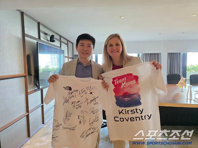 유승민 대한체육회장이 28일 커스티 코번트리 IOC위원장과의 면담에서 대한민국 국가대표 선수단의 사인과 커스티 코번트리 위원장의 이름이 새겨진 팀코리아 티셔츠를 선물하고 있다. 사진제공=대한체육회