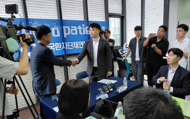 안기종 환자단체연합회 대표는 "의정갈등과 의료공백 진짜 피해자는 환자다. 전공의들은 의정갈등 피해자일 수 있지만 의료공백에 있어서는 책임자"라고 말했다. 전공의 단체는 필수의료 분야 집단행동 재발을 막는 '필수의료 공백 방지법안' 취지는 이해하지만 신중해야 된다는 입장을 전했다. 왼쪽은 안기종 한국환자단체연합회 대표, 오른쪽은 한성존 대한전공의협의회 비상대책위원장. /사진=이준영 기자