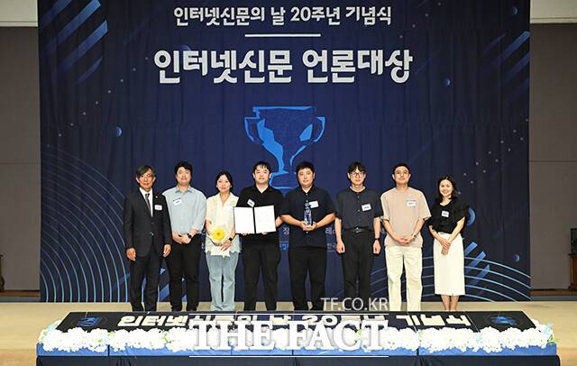 '2025 인터넷신문 언론대상 시상식'이 28일 오후 서울 중구 한국프레스센터에서 열린 가운데 경제부문 우수상을 수상한 더팩트 김태환, 문은혜, 이중삼, 허주열, 최의종, 황준익(왼쪽 두번째부터 오른쪽으로) 기자가 김기정 회장(왼쪽)과 기념촬영을 하고 있다. /박헌우 기자