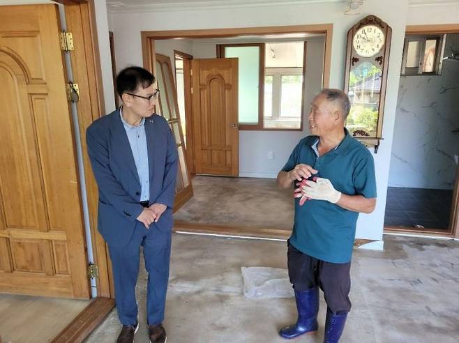 광주지방보훈청이 최근 집중호우로 인해 특별재난지역으로 선포된 담양군에 거주하는 국가유공자의 주택침수 피해상황을 점검했다. 광주지방보훈청 제공