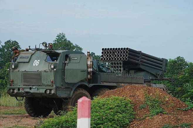 25일(현지 시간) 태국과 캄보디아군이 양국 국경에서 충돌을 벌이는 가운데 캄보디아 오다르메안체이에서 로켓 발사 차량이 이동하고 있다. 2025.07.25. 오다르메안체이=AP/뉴시스