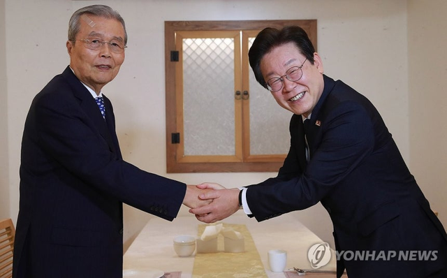 악수하는 이재명 대통령(오른쪽)과 김종인 전 위원장. 연합뉴스