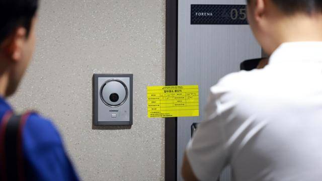 김건희 특검팀(특별검사 민중기)이 서울 노원구에 위치한 이준석 개혁신당의 대표 자택 압수수색에 나선 28일 이 대표의 자택에 압수장소 봉인지가 붙어 있다. 뉴시스