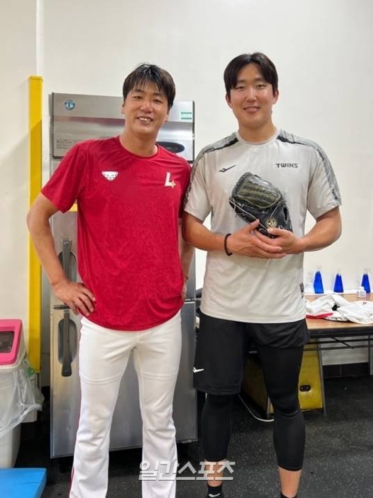 LG 손주영(오른쪽)이 3월 초 일본 오키나와 스프링캠프에서 김광현을 만나 기념사진을 촬영하고 있다. 손주영이 먼저 사진 촬영을 요청했다. 손주영 제공