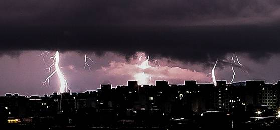 지난해 8월 제주시 밤하늘을 밝히는 번개가 치고 있다. 이 기사와 직접 관련 없는 자료 사진. 뉴시스