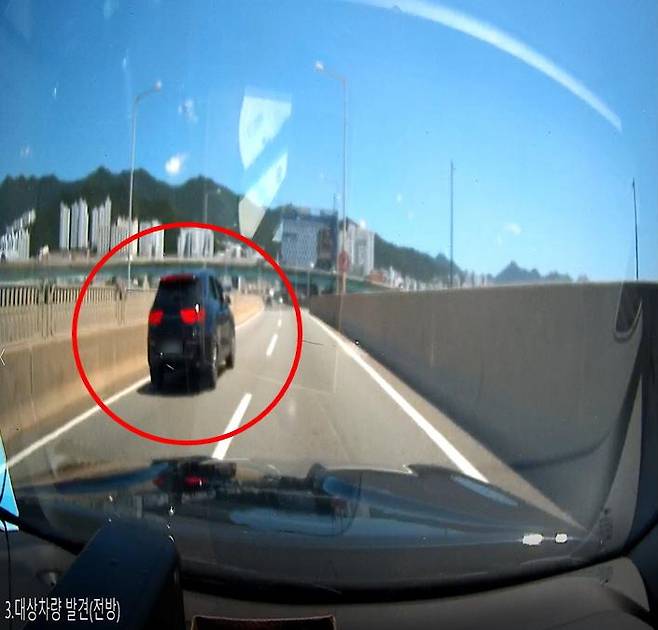 경찰이 A 씨 차량을 추격하는 모습. 부산경찰청 제공.