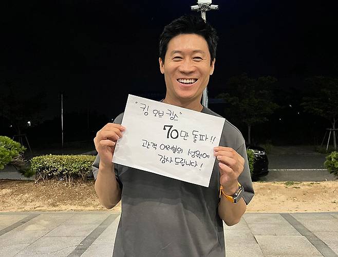 극 중 '예수'역을 맡은 배우 진선균이 '킹 오브 킹스'의 누적 관객 70만명 돌파를 축하하는 메시지를 들고 있다. 모팩스튜디오 제공
