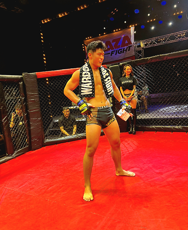 권지후가 2025년 7월 일본 오사카 벤텐초세카이칸 WARDOG 53 메인이벤트 승리 상품과 함께 촬영에 응하고 있다. 사진=스탠다드앤드프로그레스 스포츠에이전시 제공