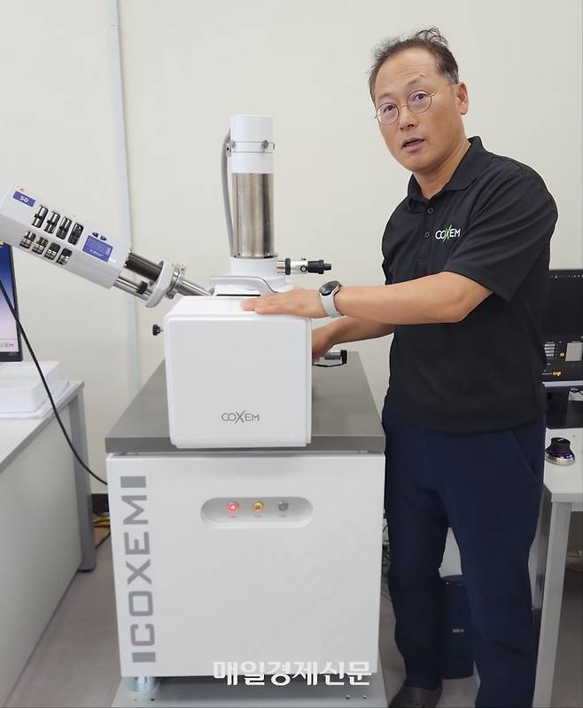 이준희 코셈 대표가 다양한 크기의 시료를 50만배까지 확대해 관찰할 수 있는 주사 전자현미경을 설명하고 있다. <이한나기자>