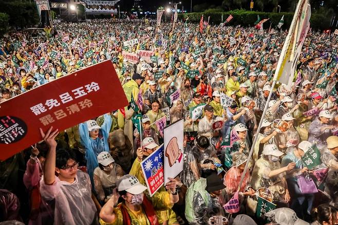 대만 민진당 지지자들이 24일 타이베이 총통부 앞에서 열린 의원 소환 찬성 집회에 참여하고 있다. 2025.7.24 /AFPBBNews=뉴스1