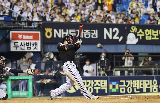 LG 트윈스 문성주가 25일 서울 잠실야구장에서 열린 2025 KBO 리그 정규시즌 두산 베어스와의 경기에서 타격하고 있다. 뉴스1