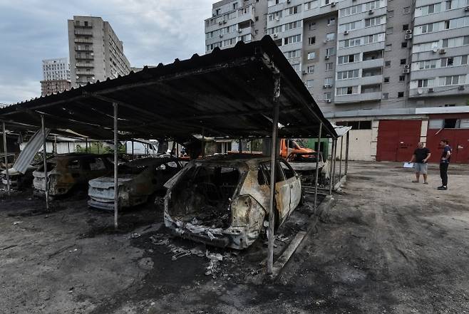 2025년 7월 26일 러시아 드론이 우크라이나 드니프로를 공격하면서 발생한 화재로 차량이 불에 타 있는 모습. 로이터 연합뉴스