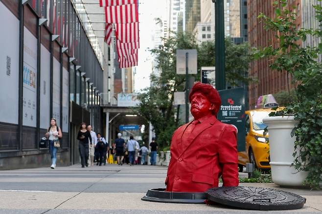 미국 뉴욕 맨해튼에서 프랑스 예술가 제임스 콜로미나가 제작한 도널드 트럼프 대통령의 조각상이 맨홀에서 나오는 모습으로 전시되고 있다. 로이터 연합뉴스