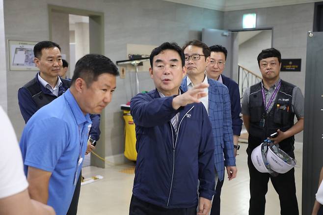 강원랜드 최철규 대표이사직무대행이 하이원 워터월드를 찾아 온열질환 및 고객사고 예방을 위한 안전점검을 실시하고 있다. 강원랜드 제공