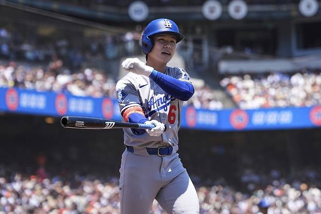 다저스 김혜성은 28일(한국시간) 펜웨이파크에서 열린 ‘2025 MLB’ 보스턴전에서 8회초 대주자로 교체 출전해 주루사를 당했다. 그는 최근 왼쪽 어깨 부상으로 타격에 부침을 겪고 있다.|AP뉴시스