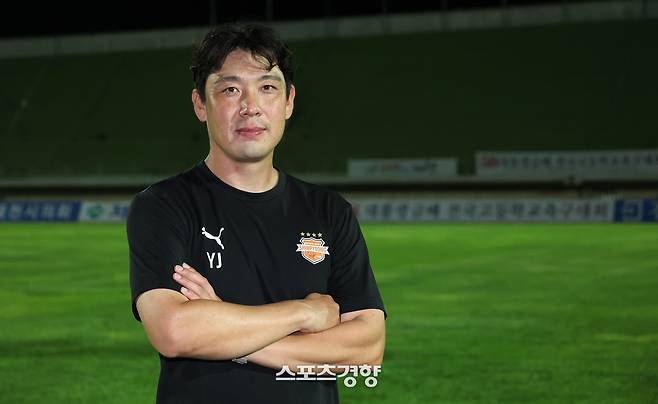 충북 제천종합운동장에서 27일 열린 제58회 대통령금배 전국고교축구대회에서 우승한 충남 신평고 유양준 감독이 경기 후 경향신문과 인터뷰를 하고 있다. 제천|권도현 기자