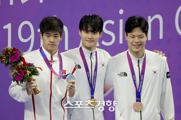 2022 항저우 아시안게임 수영 남자 200m 자유형 결승에서 금메달을 획득한 황선우와 은메달을 획득한 중국의 판잔러(왼쪽), 동메달을 차지한 이호준이 시상대에 올라 포즈를 취하고 있다. 문재원 기자