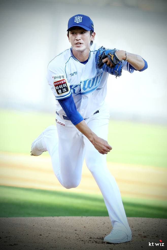 KT 위즈 고영표가 27일 수원 삼성 라이온즈전에 선발 등판해 역투하고 있다. KT 위즈