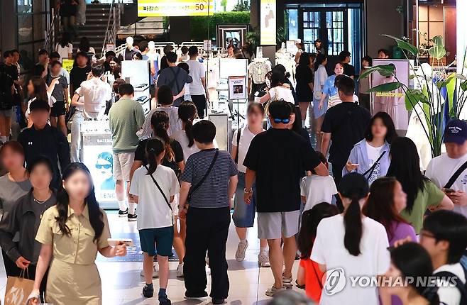폭염 속 쇼핑몰 나들이 (서울=연합뉴스) 진연수 기자 = 폭염이 이어지고 있는 27일 서울 용산구 복합쇼핑몰이 시민들로 붐비고 있다. 2025.7.27 jin90@yna.co.kr