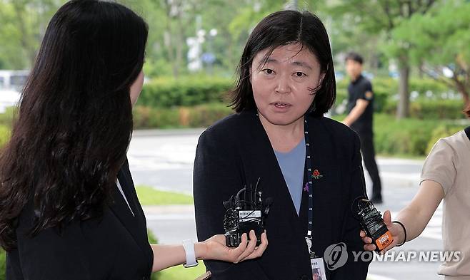 질문에 답하는 임은정 신임 동부지검장 (서울=연합뉴스) 김인철 기자 = 임은정 신임 서울동부지검장이 4일 서울 송파구 서울동부지방검찰청으로 첫 출근하며 취재진 질문에 답하고 있다. 2025.7.4 yatoya@yna.co.kr