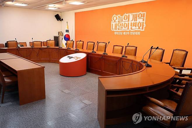 이준석 압수수색...대표 선출 후 첫 최고위 취소 (서울=연합뉴스) 김주성 기자 = 민중기 특별검사팀이 개혁신당 이준석 대표에 대한 압수수색에 나선 28일 이준석 대표가 선출 후 처음으로 주재하는 최고위 회의가 취소됐다. 이날 서울 여의도 국회의 개혁신당 회의실이 비어있는 모습. 2025.7.28 utzza@yna.co.kr