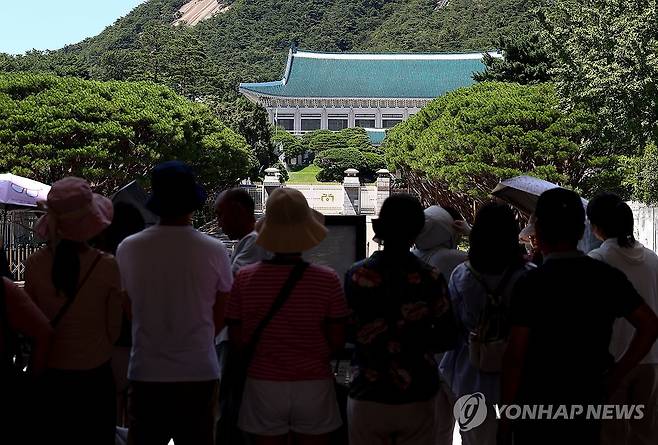 8월부터 일반 관람 일시 중단되는 청와대 (서울=연합뉴스) 김성민 기자 = 8월 1일부터 청와대 일반 관람이 일시 중단된다. 관람 중단 전 마지막 주말인 27일 서울 종로구 청와대 앞에서 시민들이 기념 촬영을 하고 있다. 2025.7.27 ksm7976@yna.co.kr