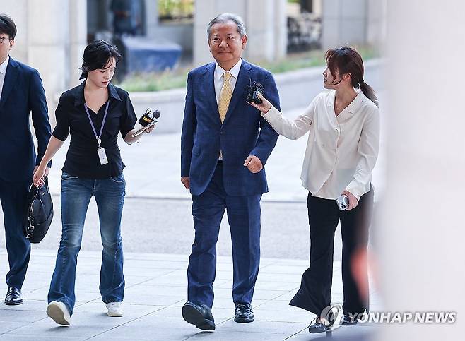 이상민 전 행안부 장관, 내란특검 출석 (서울=연합뉴스) 서대연 기자 = 이상민 전 행정안전부 장관이 25일 내란특검 조사를 받기 위해 특검팀 사무실이 마련된 서울 서초구 서울고등검찰청으로 향하고 있다. 2025.7.25 dwise@yna.co.kr