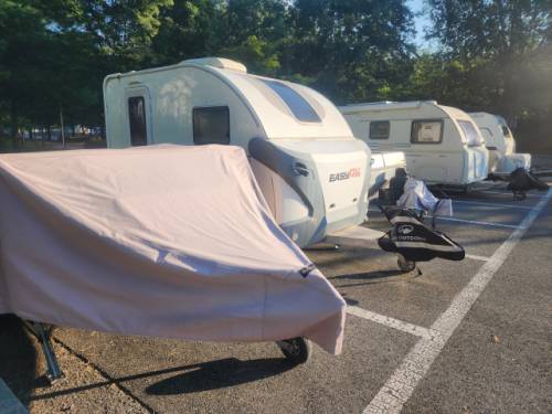 29일 찾은 스포츠파크 공영주차장에 카라반과 카트형 보트 트레일러가 주차돼 있다.