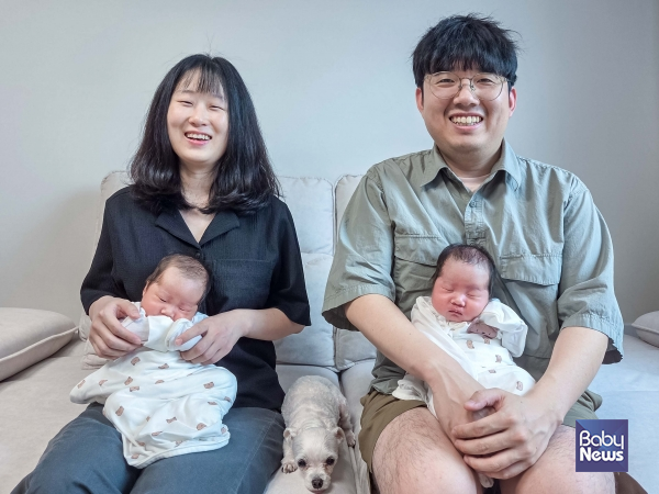 4월 쌍둥이를 출산해 2000만원의 육아동행지원금을 받은 한화비전 강남경 책임(왼쪽) 가족. ⓒ한화비전