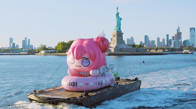 뉴욕 허드슨 강 위를 질주 중인 도로롱 풍선(제공=레벨 인피니트).