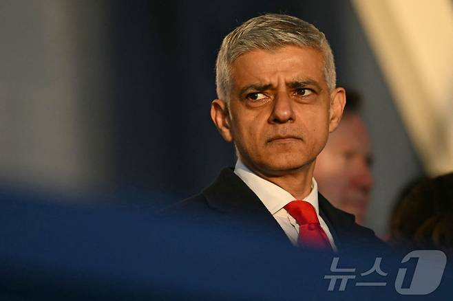 5월 8일(현지시간) 사디크 칸 런던 시장이 런던 호스 가즈 퍼레이드에서 열린 제2차 세계대전 유럽 전승기념일 80주년 축하 공연을 바라보고 있다. 2025.05.08. ⓒ AFP=뉴스1 ⓒ News1 윤다정 기자