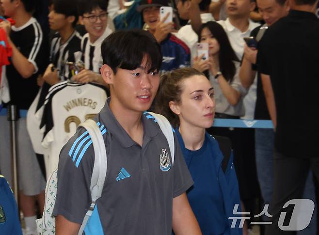 뉴캐슬 유나이티드 FC 박승수가 28일 인천공항을 통해 귀국하고 있다. 뉴캐슬과 팀K리그는 30일 오후 8시 수원월드컵경기장에서 친선경기를 치른다. 2025.7.28/뉴스1 ⓒ News1 김명섭 기자