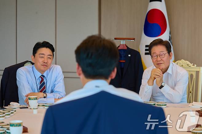 이재명 대통령이 28일 서울 용산 대통령실 청사에서 열린 오찬 주례보고회동에서 김민석 국무총리와 대화하고 있다. (대통령실 제공. 재판매 및 DB 금지) 2025.7.28/뉴스1 ⓒ News1 허경 기자