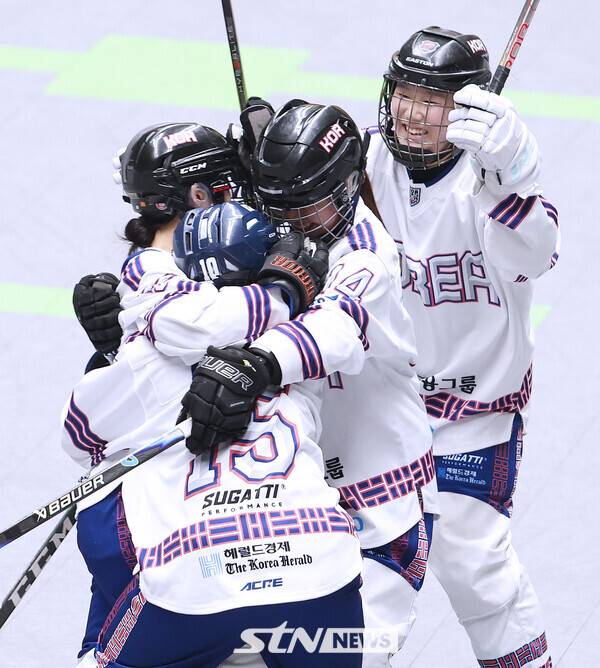 29일 오후 충북 제천시에 위치한 세명대학교 세명체육관에서 '제20회 아시아 롤러스케이팅 선수권대회' 인라인하키 여자 시니어 조별리그 한국과 일본 간의 경기가 열렸다. 한국이 득점 직후 환호하고 있다. /사진(제천)=강명호 기자