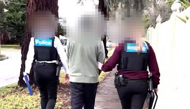 경찰에 연행되는 불법 촬영 용의자. 사진출처=나인뉴스, 빅토리아주경찰