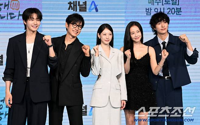 29일 서울 상암동 쇼킹케이팝센터에서 열린 채널A 토일드라마 '여행을 대신해 드립니다'의 제작발표회, 왼쪽부터 김재영, 유준상, 공승연, 홍수현, 오현중이 포토타임을 갖고 있다. 허상욱 기자wook@sportschosun.com/2025.07.29/