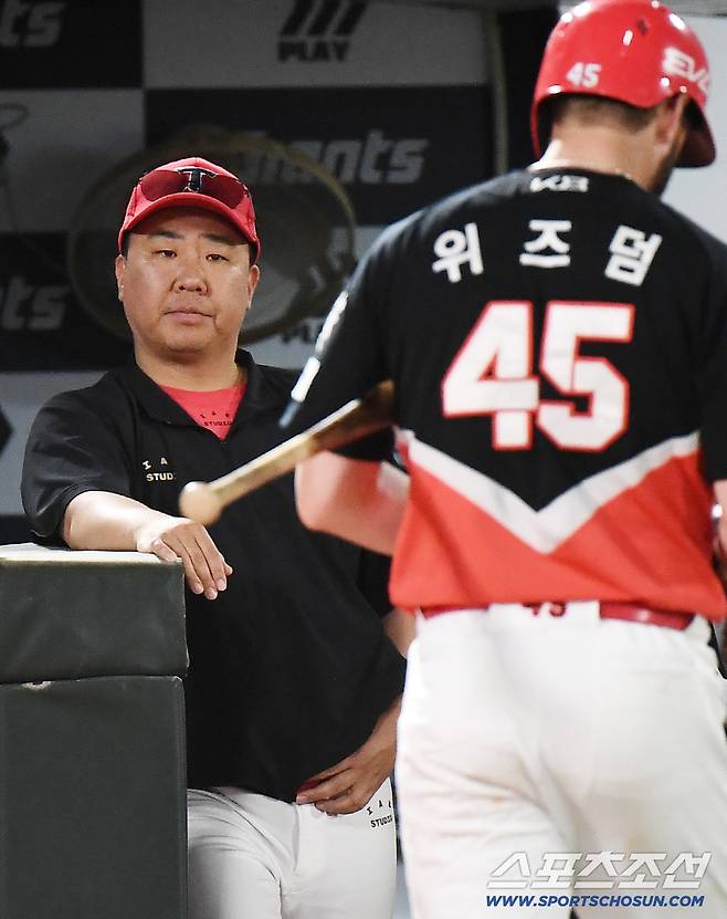 27일 부산 사직구장에서 열린 KIA와 롯데의 경기. 7회초 1사 2루 위즈덤이 삼진으로 물러나자 이범호 감독이 아쉬워하고 있다. 부산=정재근 기자 cjg@sportschosun.com/2025.7.27/