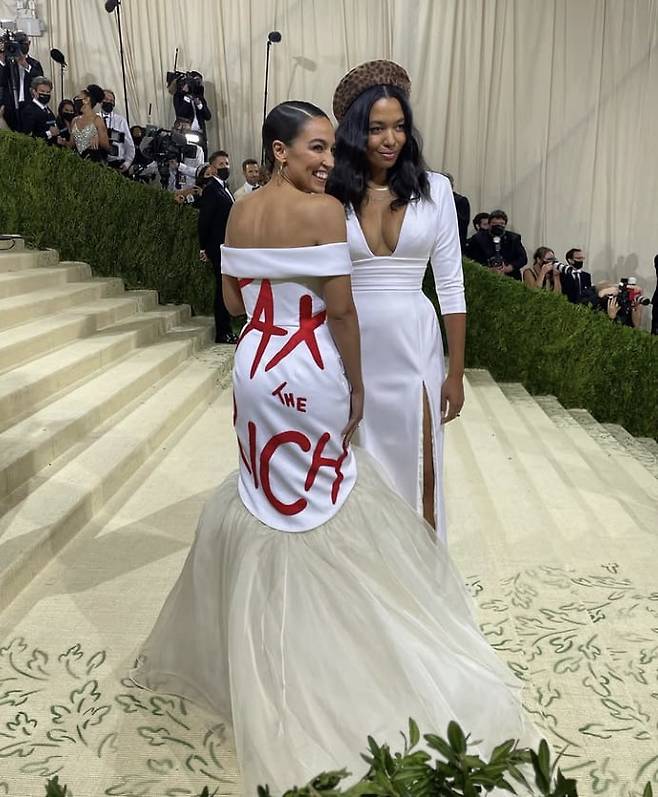 알렉산드리아 오카시오 코르테스(왼쪽) 뉴욕주 연방 하원의원은 2021년 열린 멧 갈라에서 'Tax the Rich(부자들에게 세금을 부과하라)'라는 글씨가 적힌 드레스를 입었다./메트로폴리탄 미술관