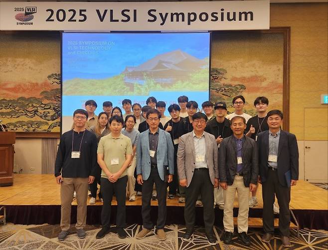 포스텍 반도체공학과 교수진과 학생들이 세계 3대 반도체 학회로 알려진 '2025 초고밀도집적회로(VLSI) 심포지엄'에 참석해 기념 사진을 촬영하고 있다. 포스텍 제공