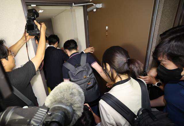 이준석 대표 자택 들어서는 김건희 특검. 연합뉴스