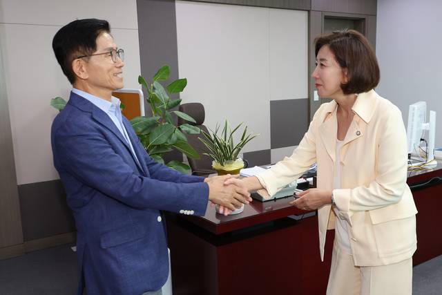 국민의힘 8·22 전당대회 당대표 선거에 나선 김문수 전 고용노동부 장관(왼쪽)이 29일 서울 여의도 국회 의원회관에서 최근 방미를 마친 나경원(오른쪽) 의원과 만나 악수하고 있다.<연합뉴스>