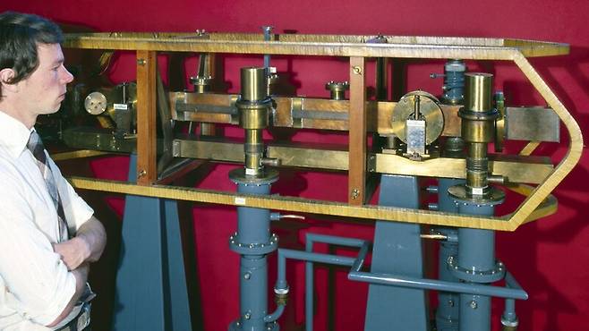 1955년 영국 국립물리학연구소가 제작한 세계 최초의 원자 시계. The Board of Trustees of the Science Muse 제공