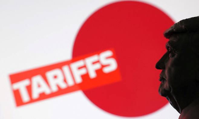 도널드 트럼프 미국 대통령의 미니어처 모델이 일본 국기와 ‘관세’라는 단어를 배경으로 서 있다. 로이터 연합뉴스